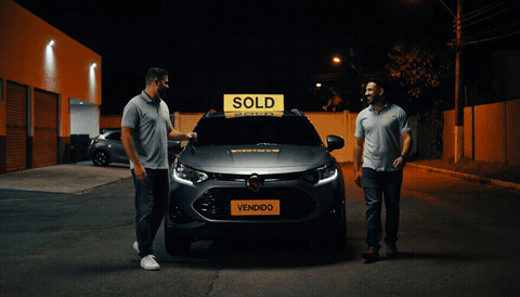 Cliente recebendo as chaves do carro vendido